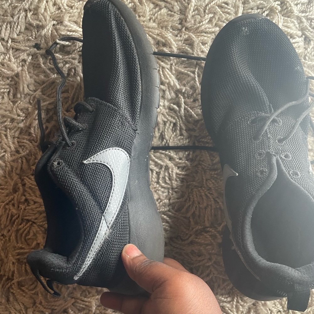 Black/grey roshe Nike shoes